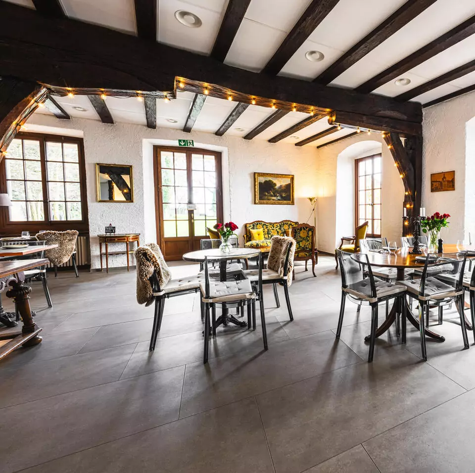 Accueil et ambiance du Café du Manoir à St-Prex