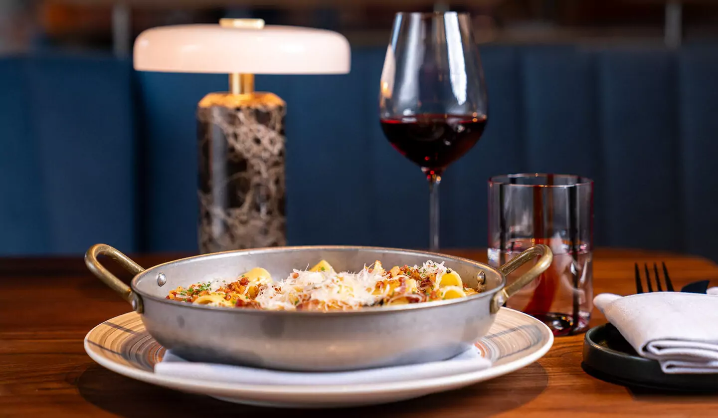 Plat et verre de vin dans une ambiance de restaurant