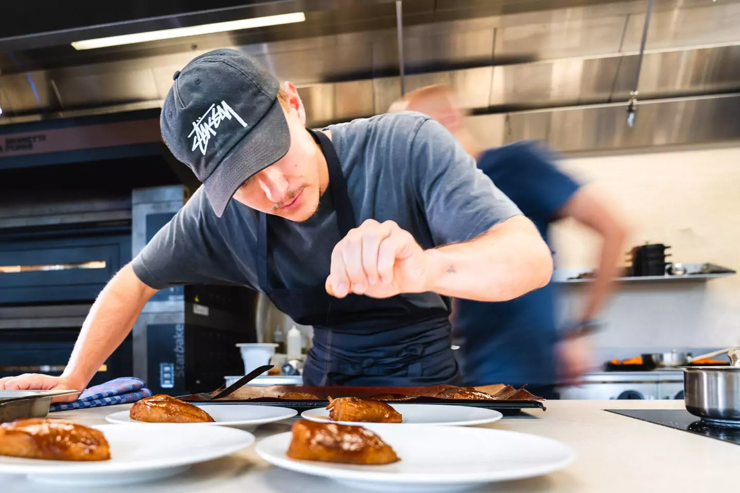 Cuisinier en plein service pendant un reportage photo