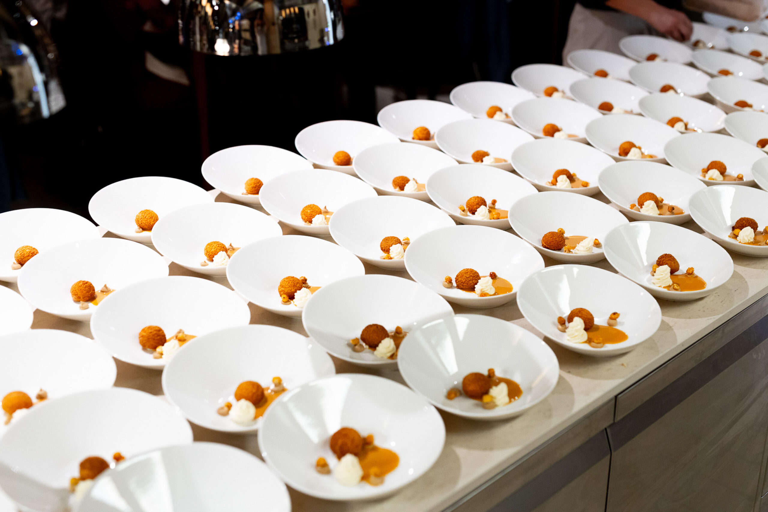Equipe en cuisine pendant un reportage culinaire