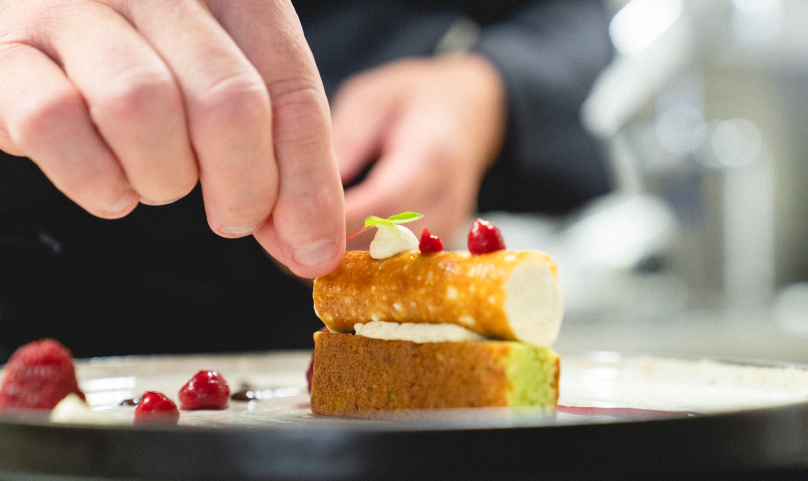 Geste de finition sur un dessert